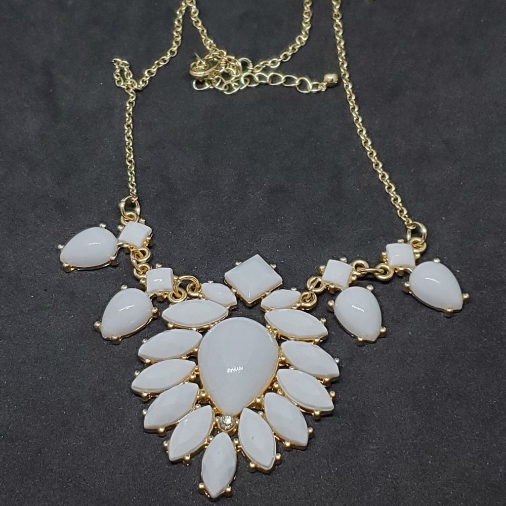 18" Gold Tone White Plastic Collar Style Necklace